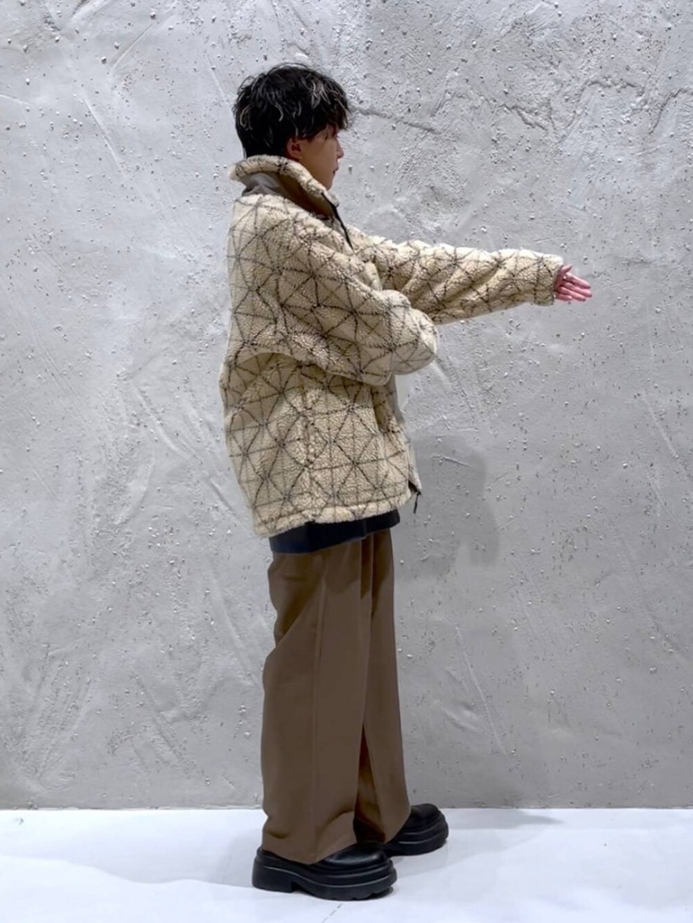 ブラック系のブーツ、ブラウン系のその他パンツ、ベージュ系のブルゾンを着用したレディースの秋コーディネートの2枚目の写真