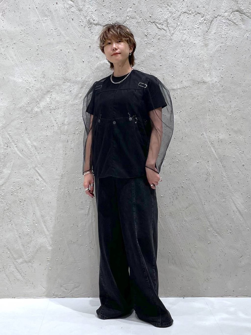 グレー系のデニムパンツ、ブラック系のTシャツ/カットソー、ブラック系のシャツ/ブラウスを着用したレディースの夏コーディネートの5枚目の写真