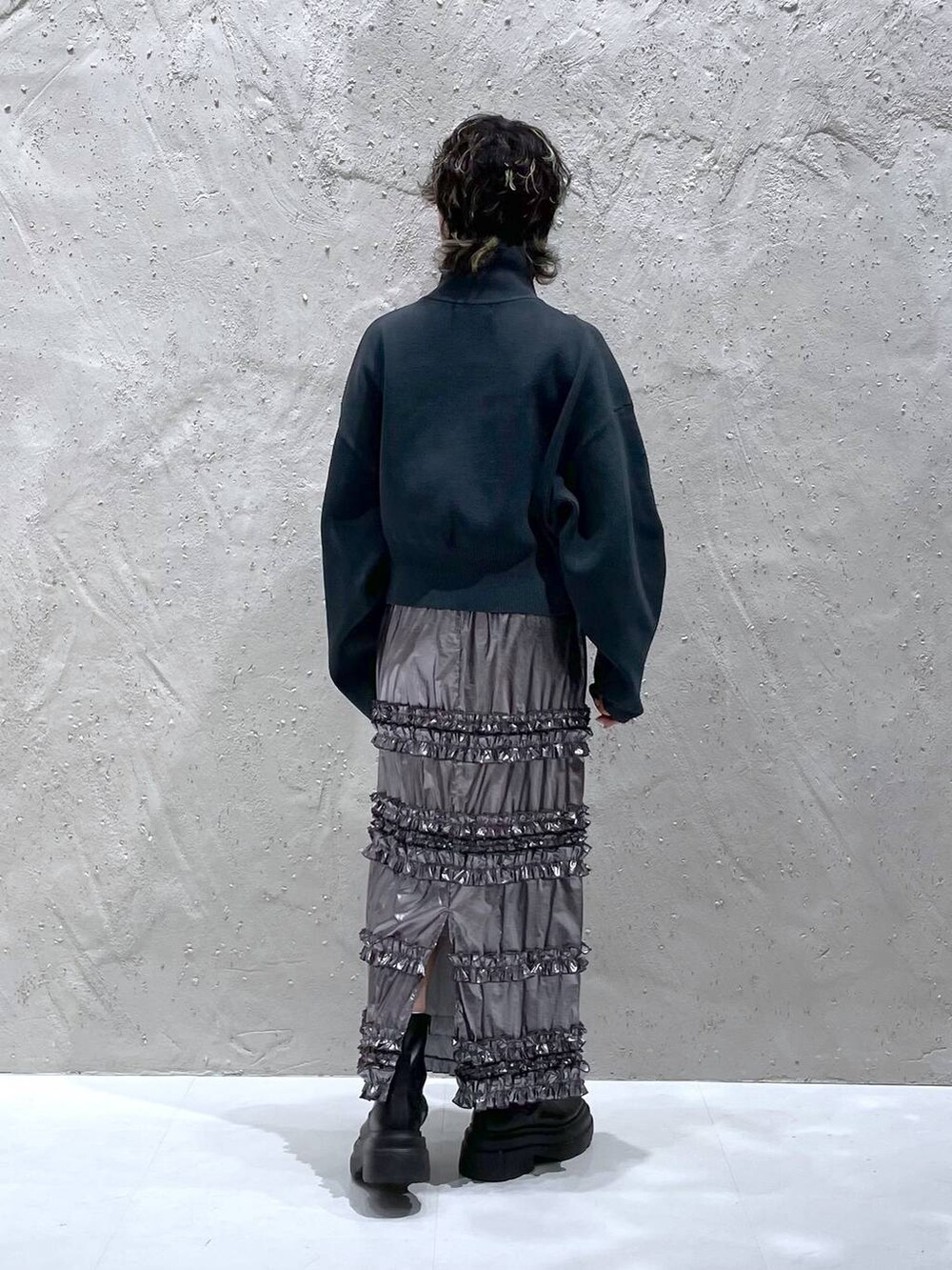 グリーン系のテーラードジャケット、シルバー系のスカート、グレー系のニット/セーターを着用したレディースの春コーディネートの8枚目の写真