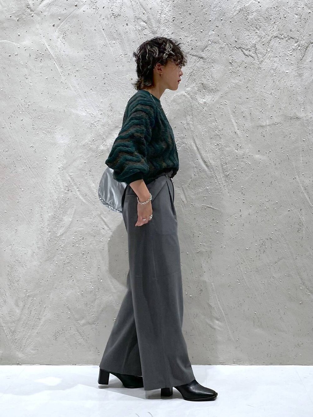 グレー系のショルダーバッグ、ブラック系のパンプス、グレー系のその他パンツを着用したレディースの秋コーディネートの2枚目の写真