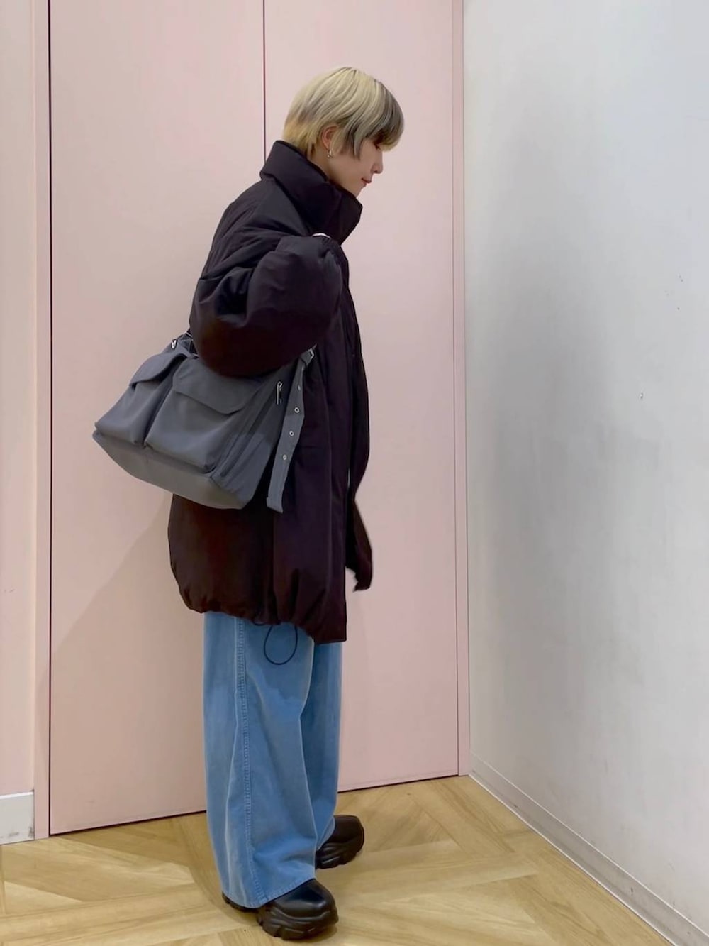 ブラック系のその他アウター、グレー系のショルダーバッグ、ブルー系のカーディガン/ボレロを着用したレディースの冬コーディネートの4枚目の写真