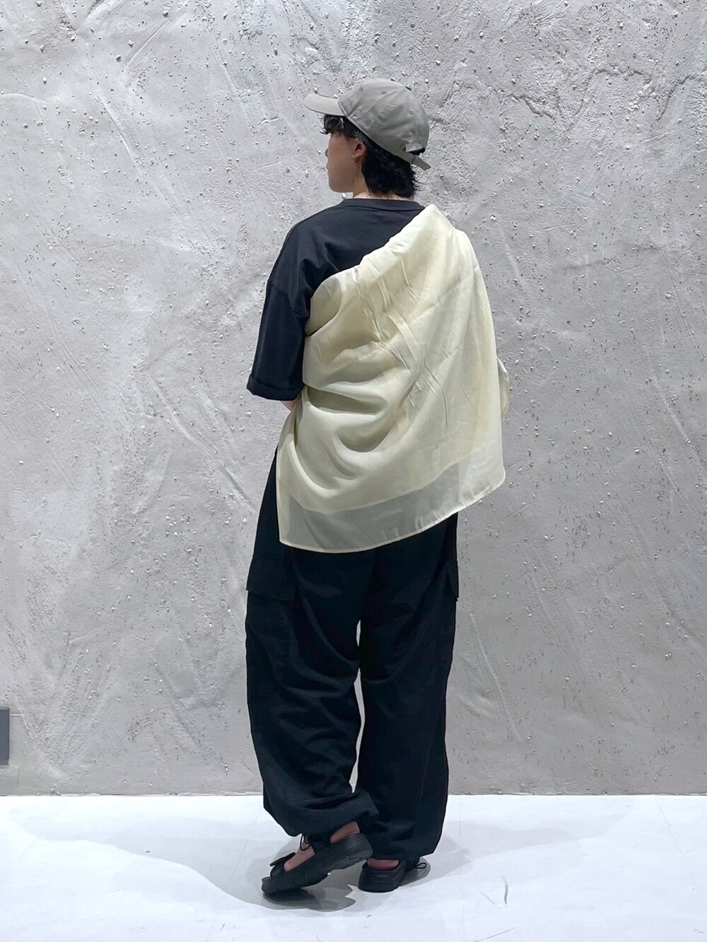 イエロー系のシャツ/ブラウス、その他のTシャツ/カットソー、ブラック系のその他パンツを着用したレディースの夏コーディネートの3枚目の写真