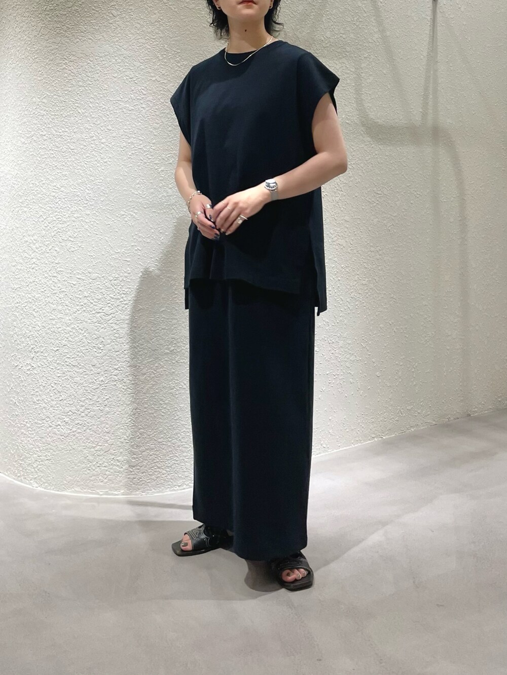 ブラック系のワンピースを着用したレディースの夏コーディネートの4枚目の写真