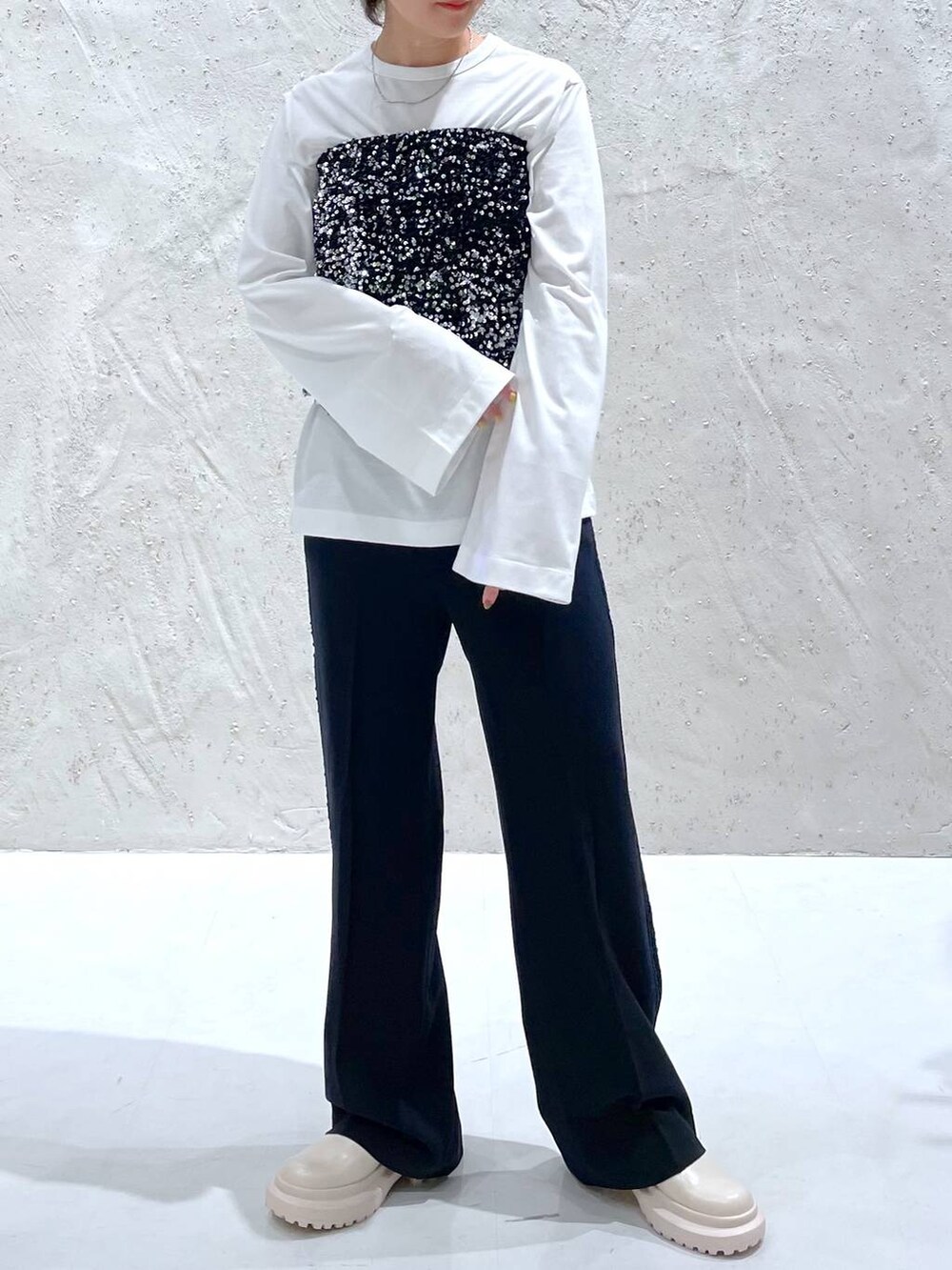 ホワイト系のTシャツ/カットソー、ホワイト系のその他シューズ、シルバー系のスカートを着用したレディースの秋コーディネートの6枚目の写真