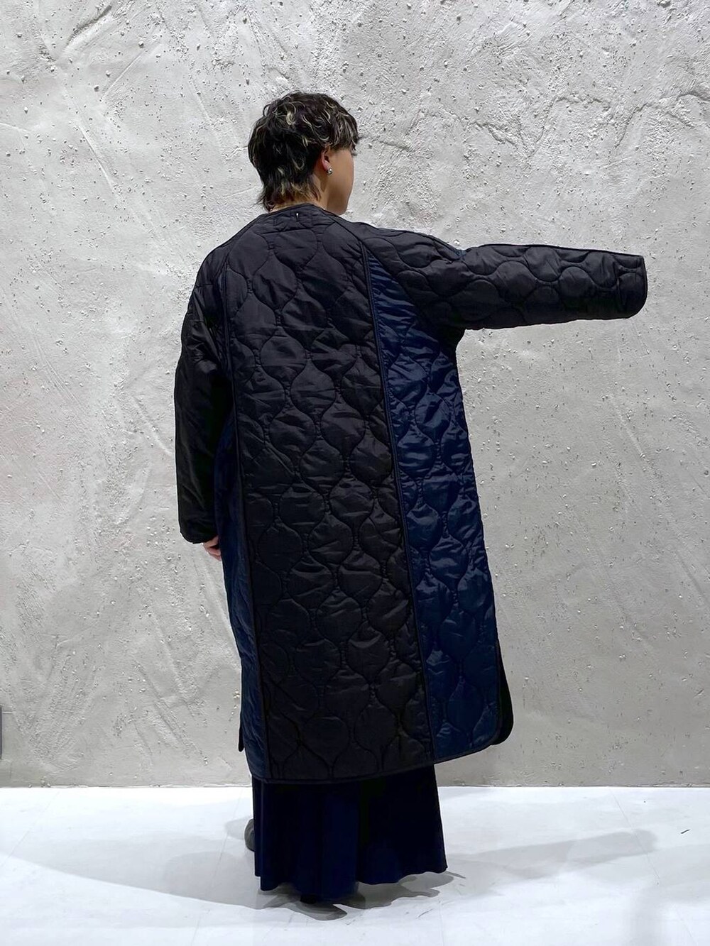 ブラック系のブーツ、ブルー系のワンピース、ブルー系のナイロンジャケットを着用したレディースの秋コーディネートの3枚目の写真