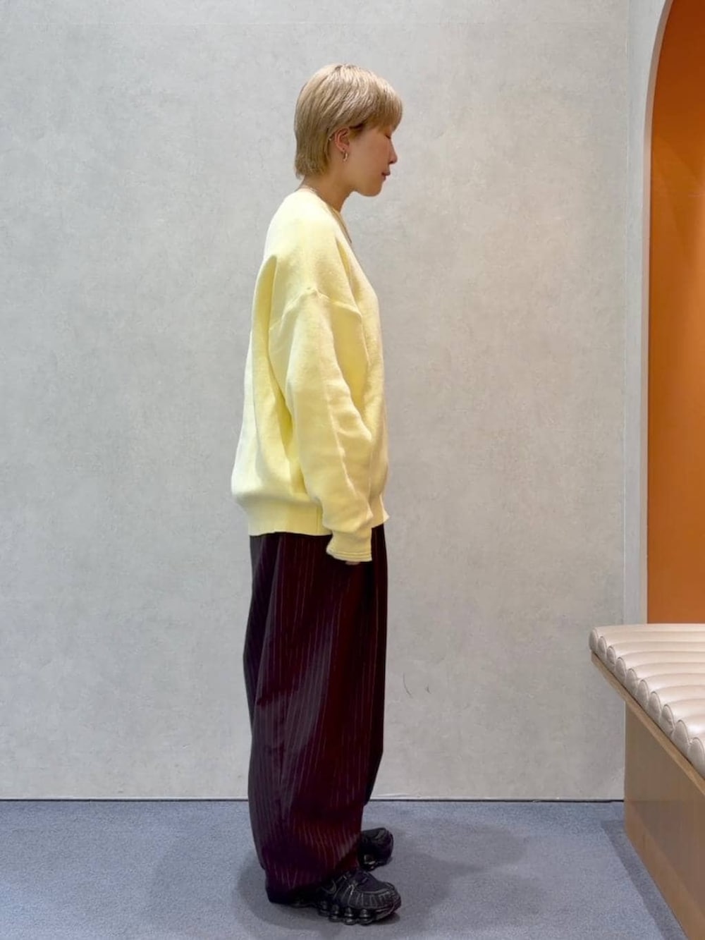 ブラウン系のその他パンツ、イエロー系のニット/セーターを着用したレディースの春コーディネートの4枚目の写真