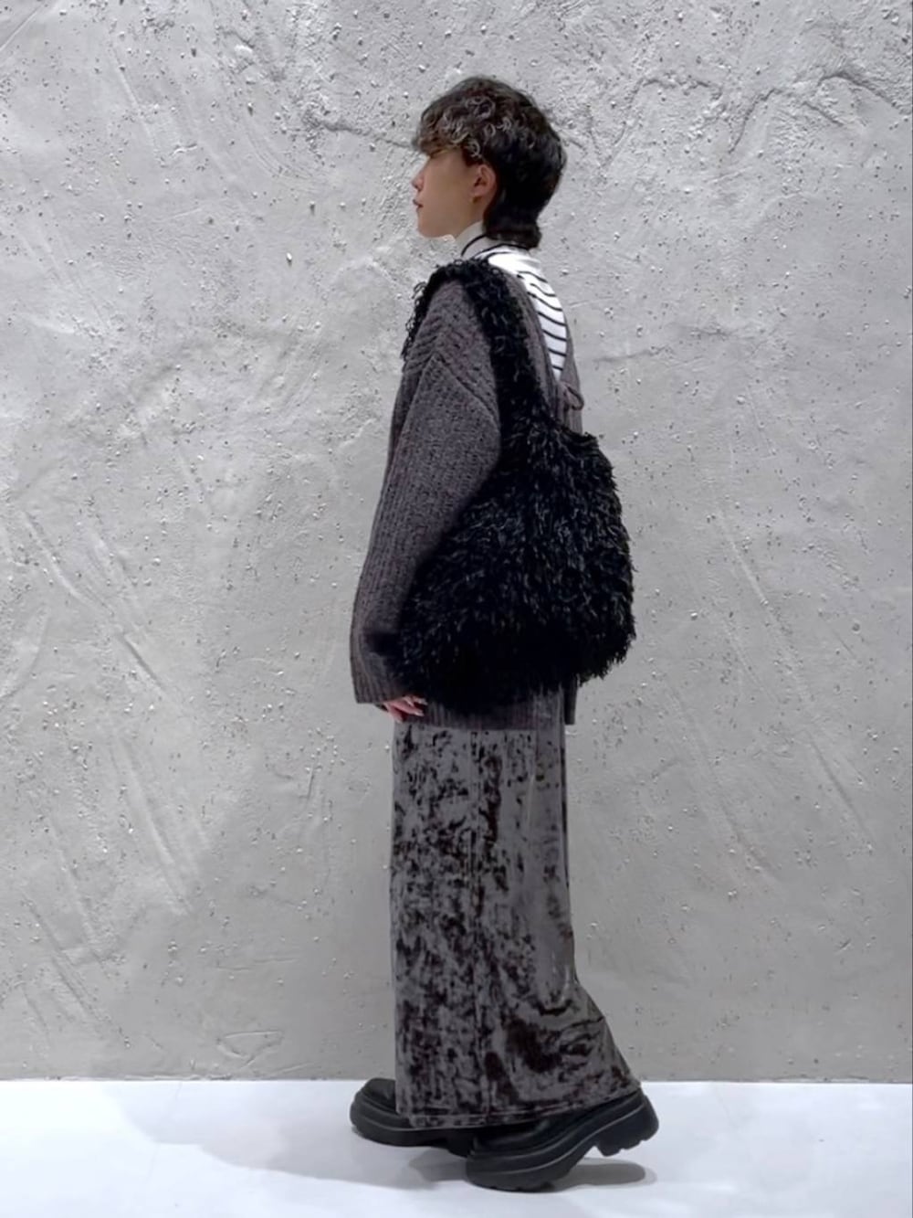 グレー系のワンピース、グレー系のニット/セーター、グレー系のTシャツ/カットソーを着用したレディースの冬コーディネートの2枚目の写真