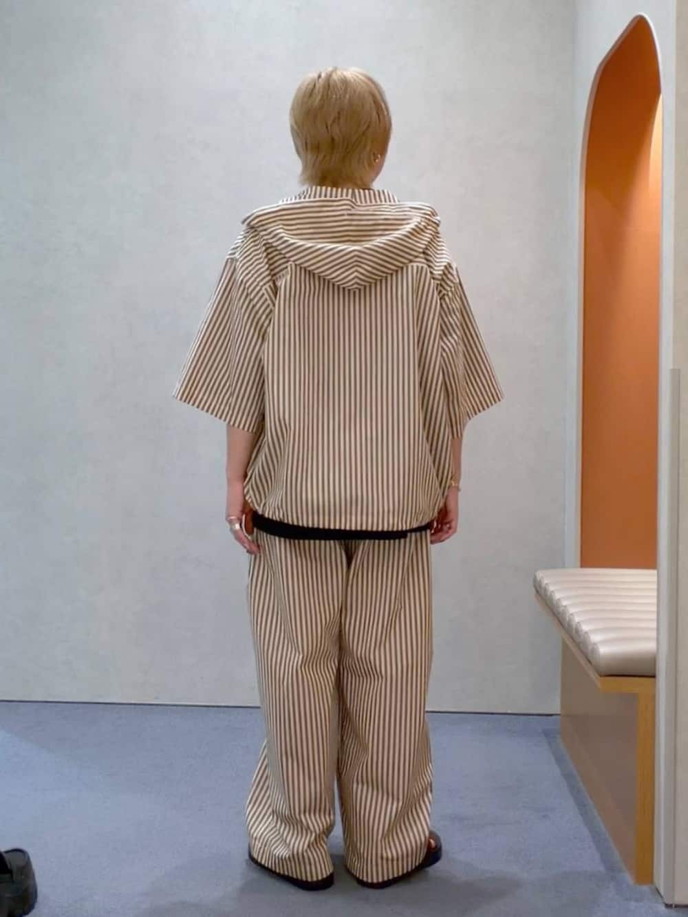 ブラウン系のサンダル、ブラック系のTシャツ/カットソー、ブラウン系のシャツ/ブラウスを着用したメンズの夏コーディネートの3枚目の写真
