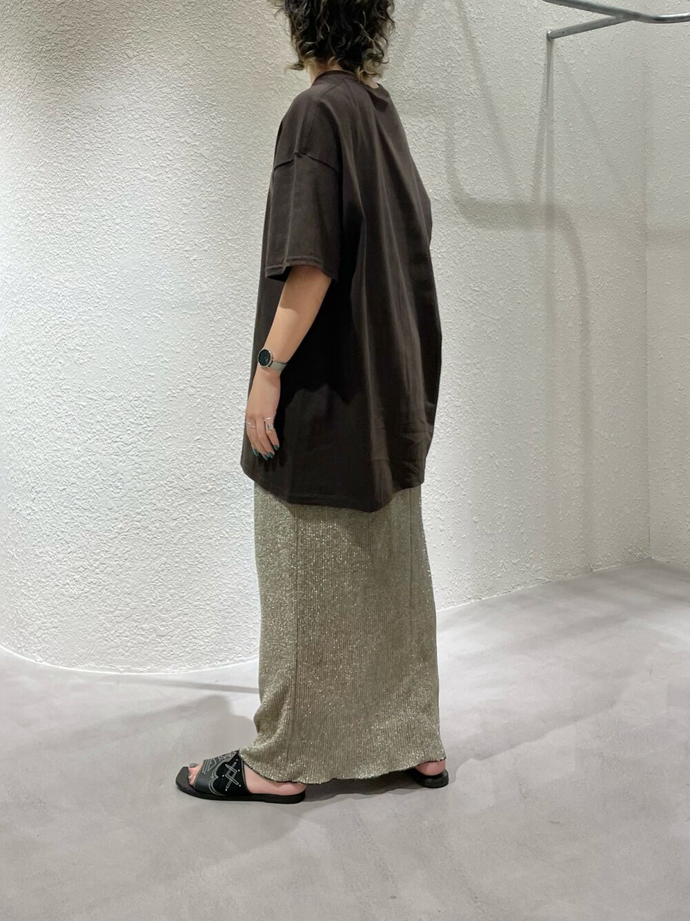 ベージュ系のスカート、シルバー系のブレスレットを着用したレディースの夏コーディネートの2枚目の写真