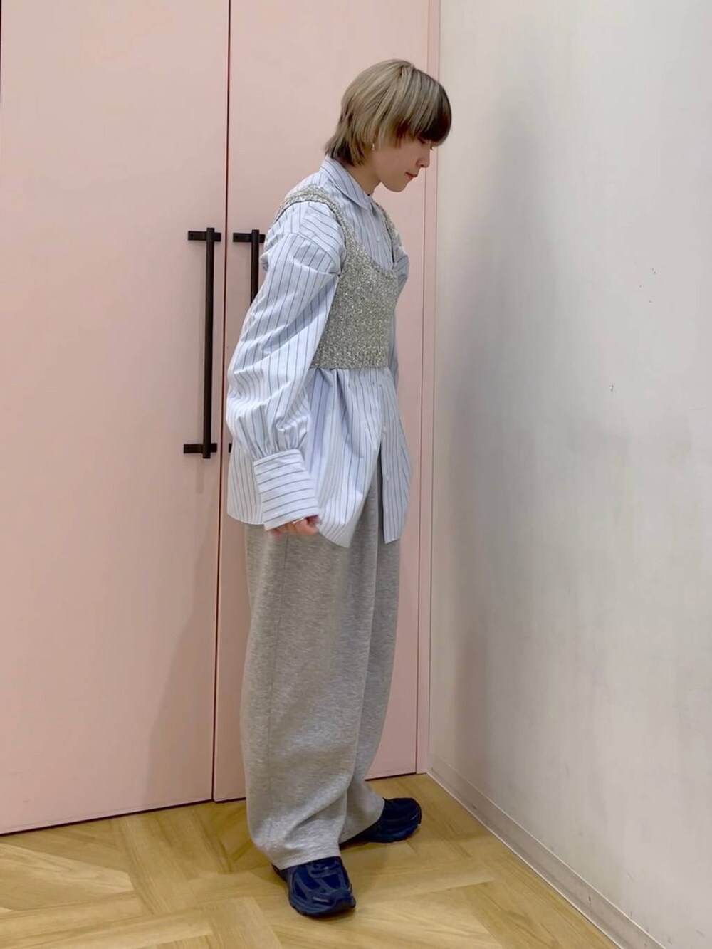 ブルー系のシャツ/ブラウス、グレー系のスウェットパンツ、グレー系のニット/セーターを着用したレディースの冬コーディネートの4枚目の写真