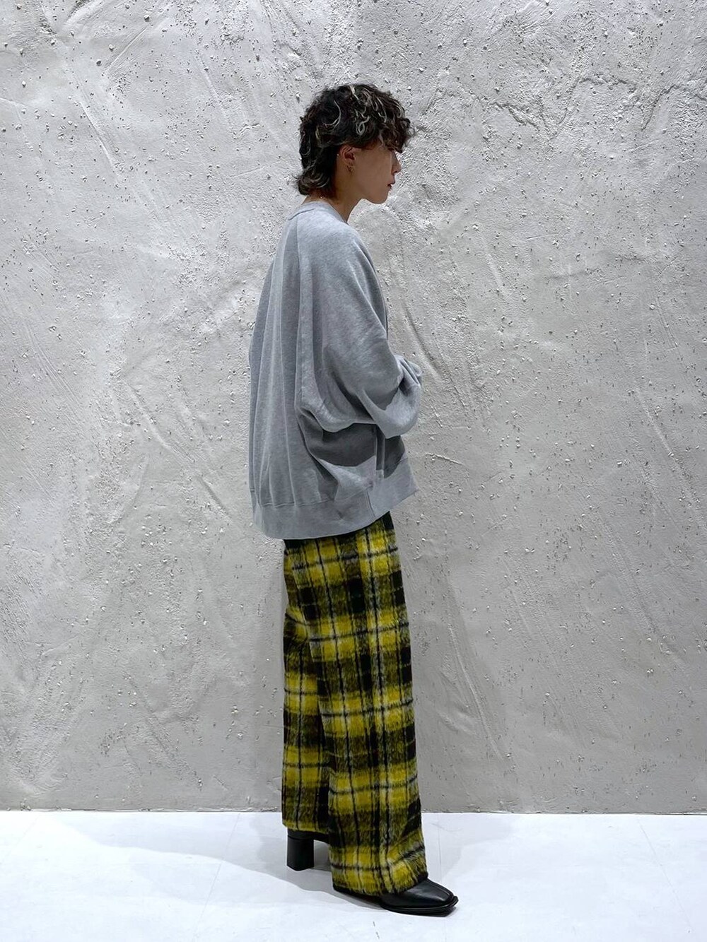 イエロー系のその他パンツ、ブラック系のパンプスを着用したレディースの秋コーディネートの2枚目の写真