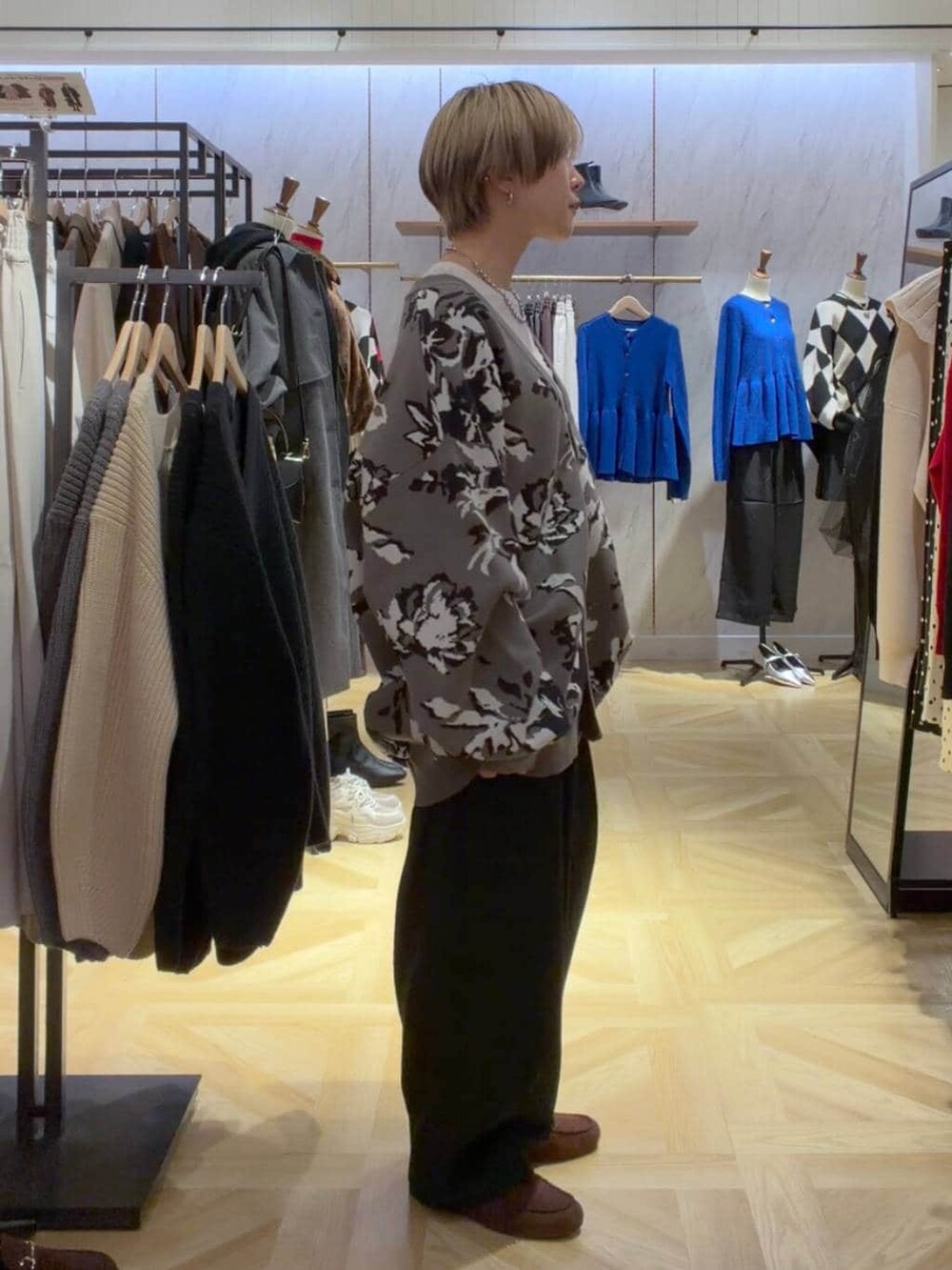 グレー系のカーディガン/ボレロ、グレー系のその他パンツ、ブラウン系のモカシン/デッキシューズを着用したレディースの秋コーディネートの4枚目の写真