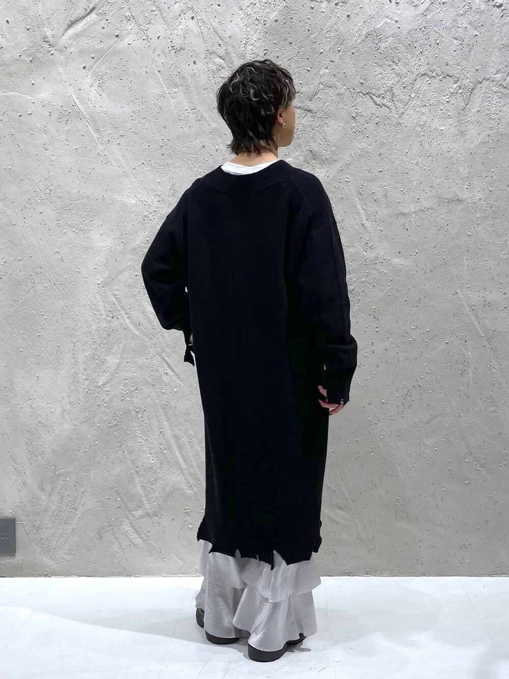 ホワイト系のTシャツ/カットソー、ブラック系のワンピース、シルバー系のその他パンツを着用したレディースの秋コーディネートの3枚目の写真