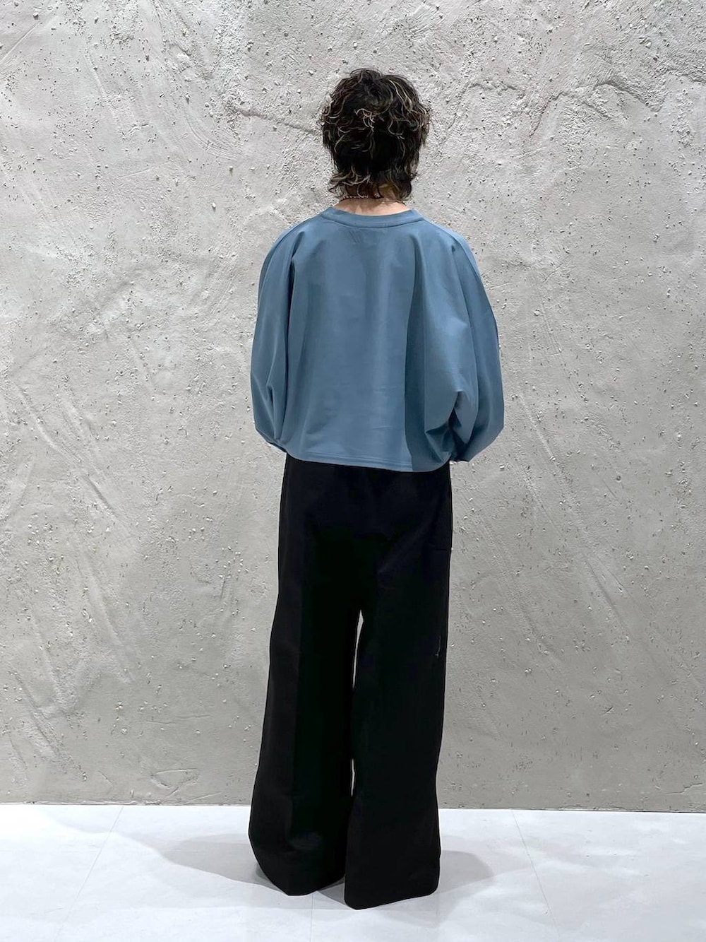 ブラック系のブルゾン、ブラック系のブーツ、ブルー系のTシャツ/カットソーを着用したレディースの冬コーディネートの7枚目の写真