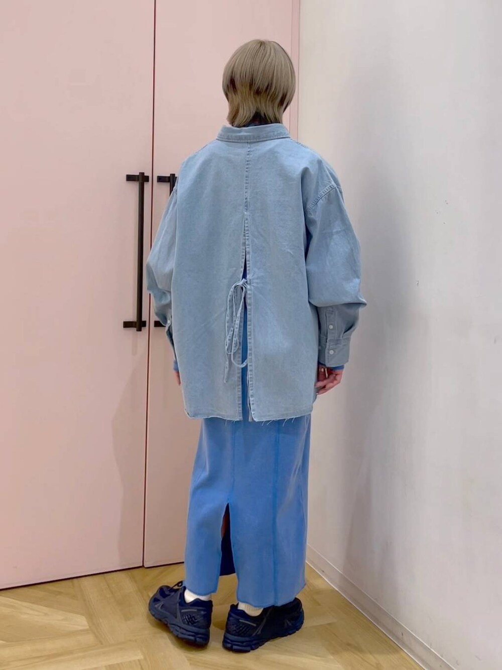 ブルー系のシャツ/ブラウス、ブルー系のワンピースを着用したレディースの冬コーディネートの3枚目の写真