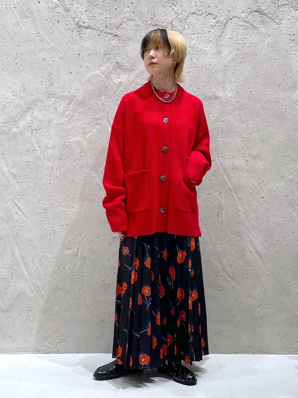 ブラック系のローファー、レッド系のニット/セーター、その他のスカートを着用したレディースの秋コーディネートの4枚目の写真