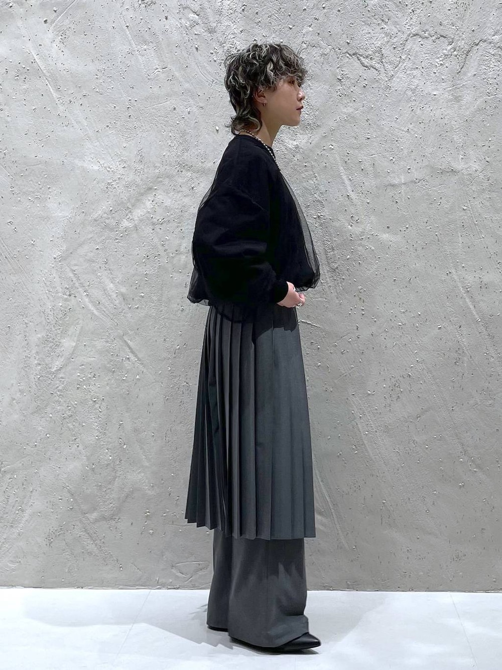 グレー系のその他パンツ、ブラック系のブーツ、ブラック系のTシャツ/カットソーを着用したレディースの冬コーディネートの2枚目の写真