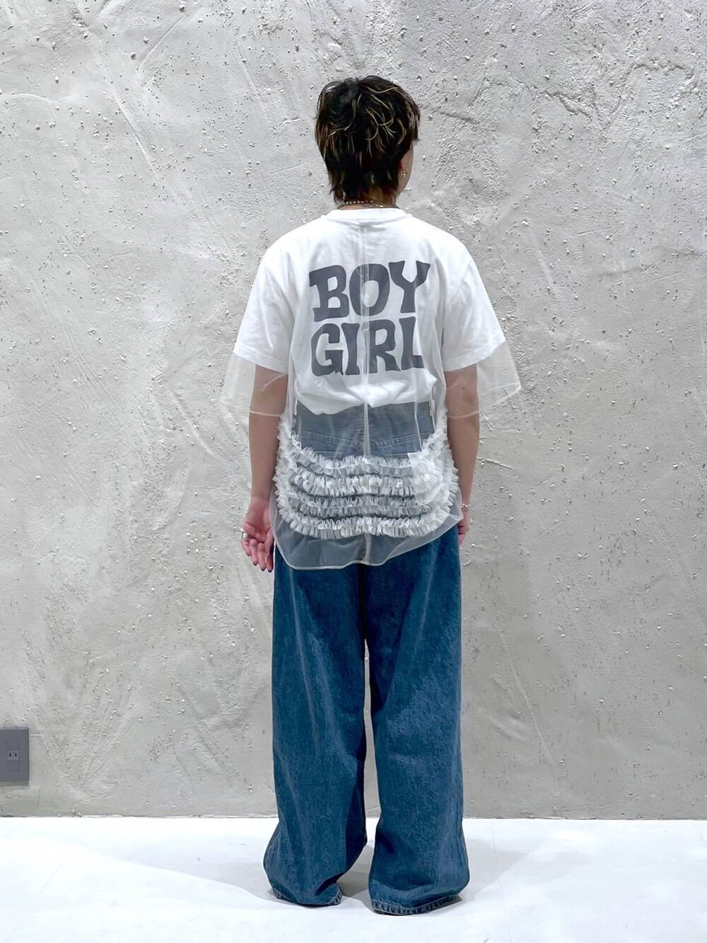 ホワイト系のTシャツ/カットソー、ブルー系のデニムパンツ、ホワイト系のシャツ/ブラウスを着用したレディースの夏コーディネートの3枚目の写真