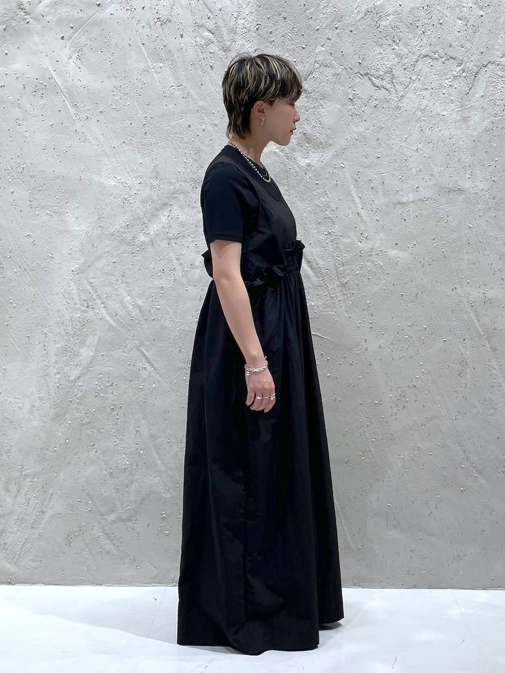 ブラック系のワンピース、ブラック系のTシャツ/カットソーを着用したレディースの夏コーディネートの2枚目の写真