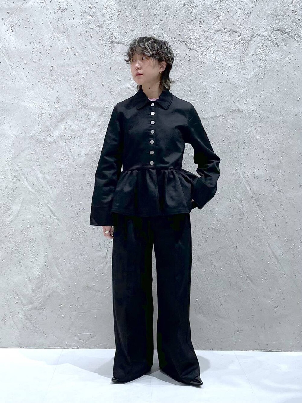 ブラック系のパンプス、ブラック系のその他アウター、ブラック系のその他パンツを着用したレディースの春コーディネートの5枚目の写真