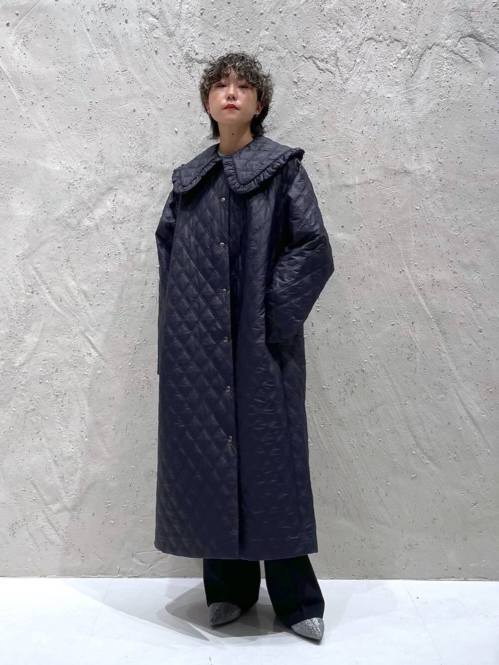 ブルー系のニット/セーター、シルバー系のブーツ、ブルー系のその他パンツを着用したレディースの秋コーディネートの6枚目の写真