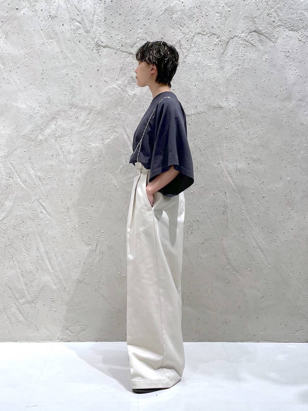 シルバー系のその他トップス、ベージュ系のその他パンツ、グレー系のTシャツ/カットソーを着用したレディースの春コーディネートの2枚目の写真