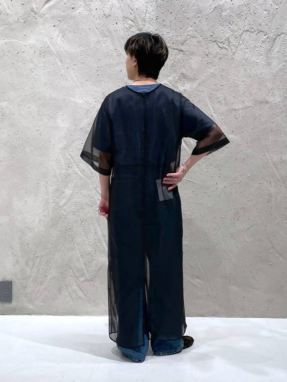 ブルー系のTシャツ/カットソー、ブルー系のデニムパンツ、ブラック系のバレエシューズを着用したレディースの春コーディネートの3枚目の写真