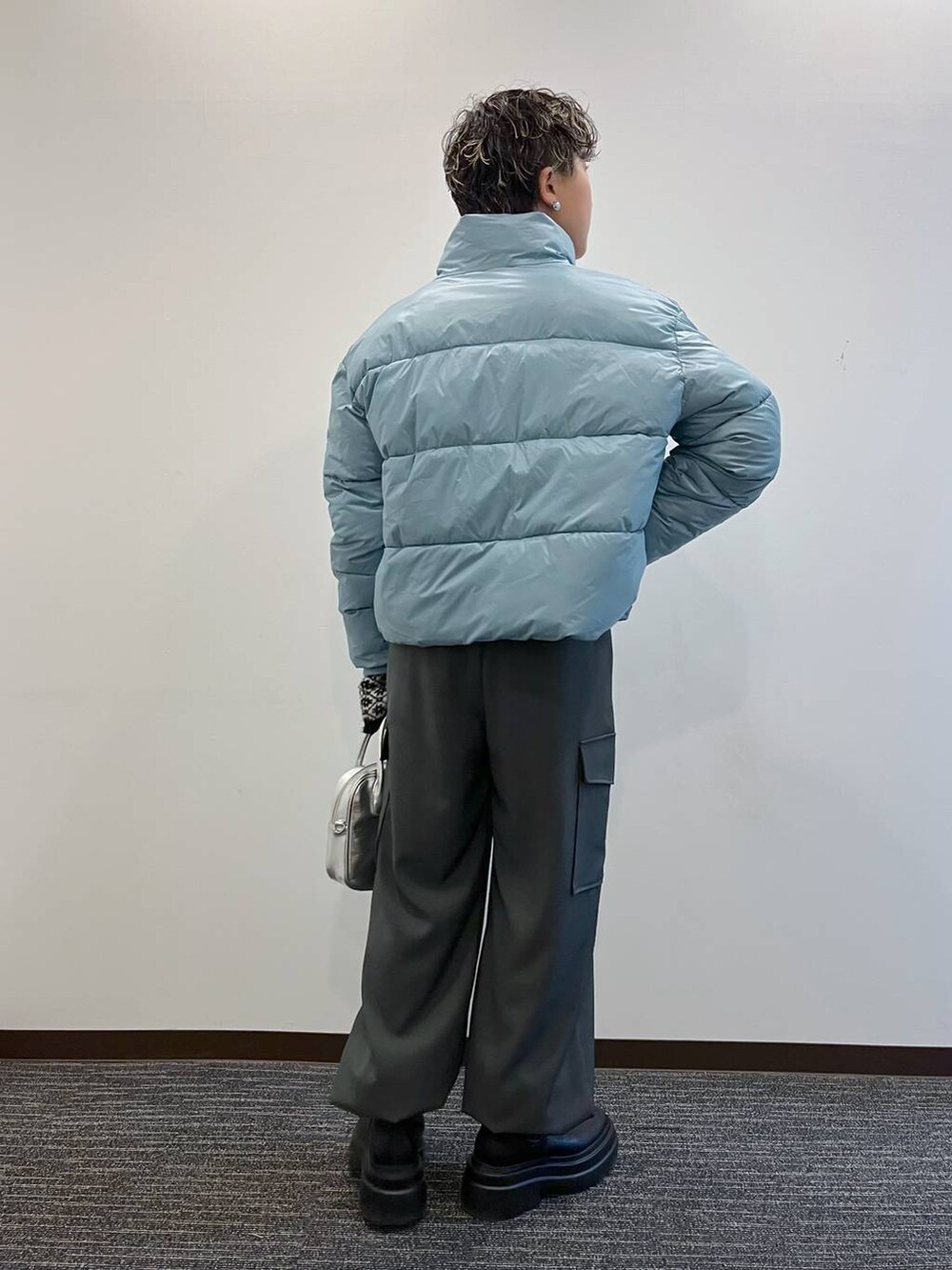 ブルー系のニット/セーター、ブルー系のブルゾン、ブラック系のブーツを着用したレディースの冬コーディネートの3枚目の写真