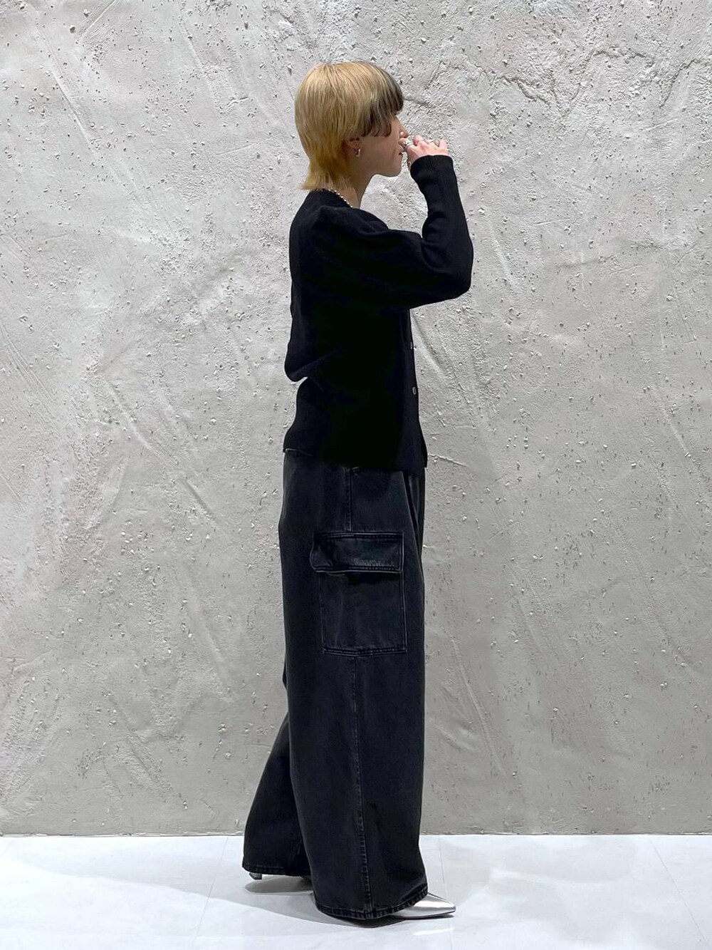 ブラック系のデニムパンツ、シルバー系のブーツ、ブラック系のカーディガン/ボレロを着用したレディースの秋コーディネートの4枚目の写真