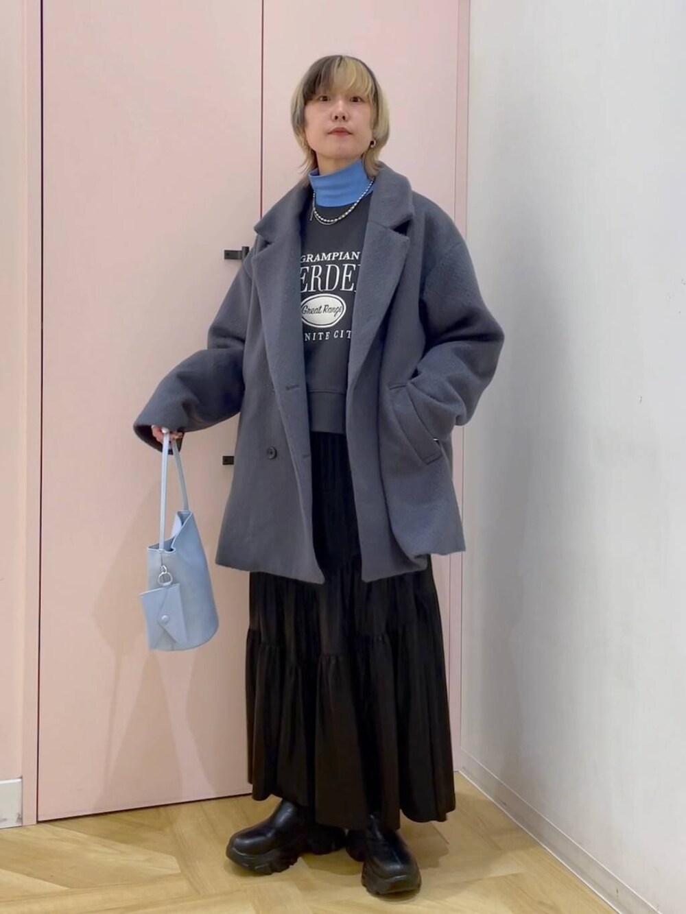 ブラック系のブーツ、グレー系のスウェット、ブルー系のTシャツ/カットソーを着用したレディースの冬コーディネートの5枚目の写真