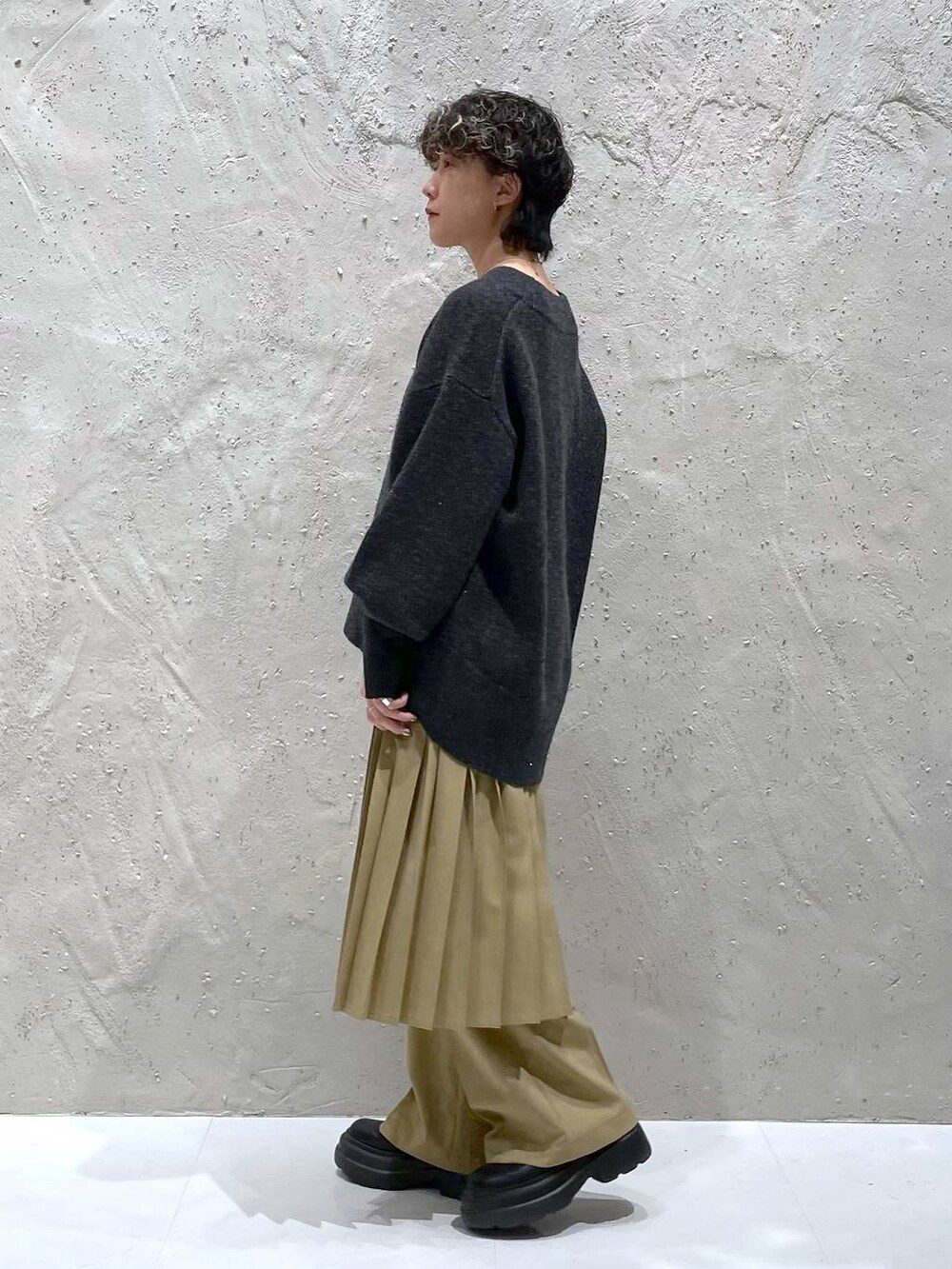 ブラウン系のその他パンツ、ブラック系のブーツ、グレー系のニット/セーターを着用したレディースの冬コーディネートの2枚目の写真