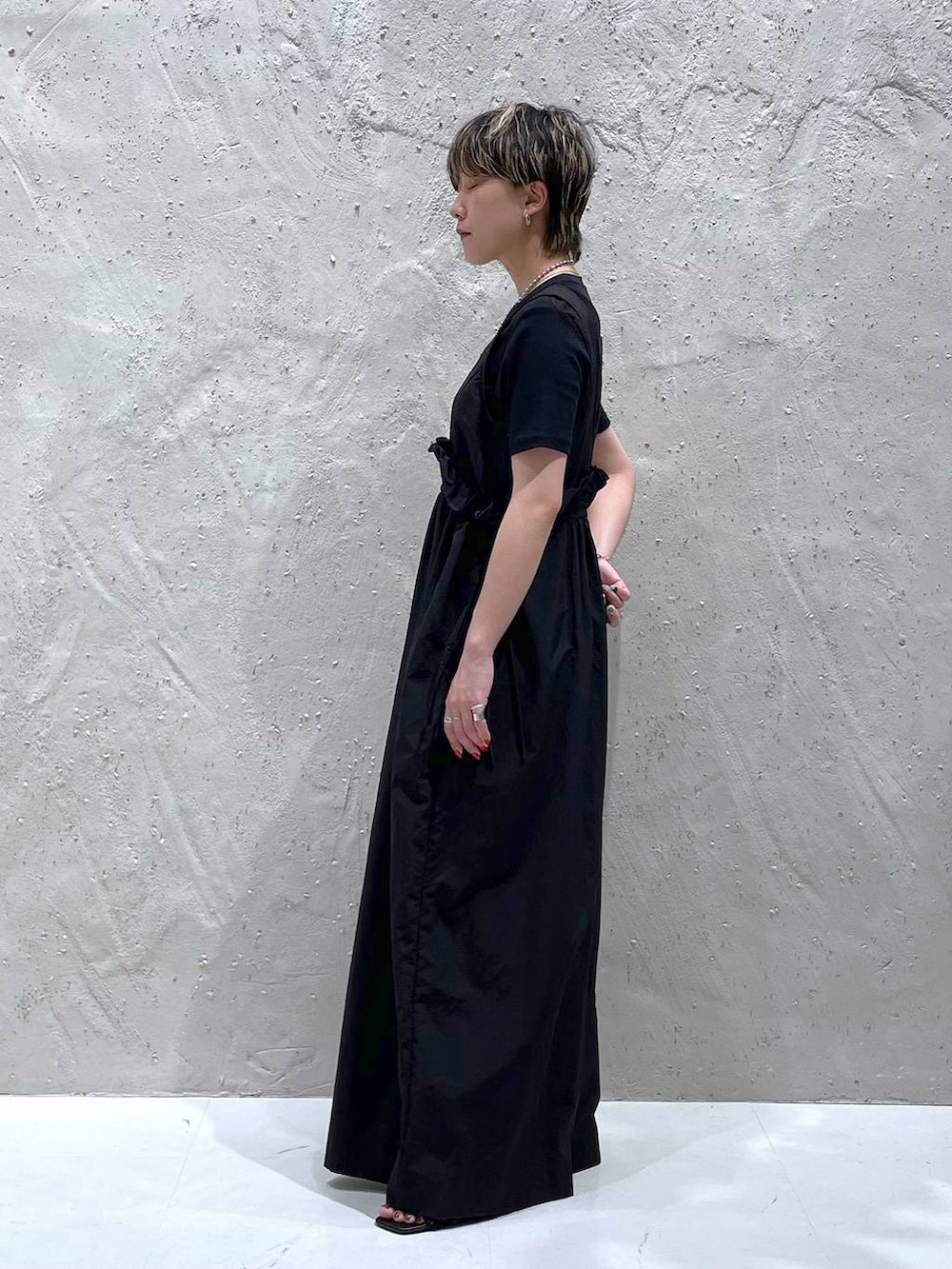 ブラック系のワンピース、ブラック系のTシャツ/カットソーを着用したレディースの夏コーディネートの4枚目の写真