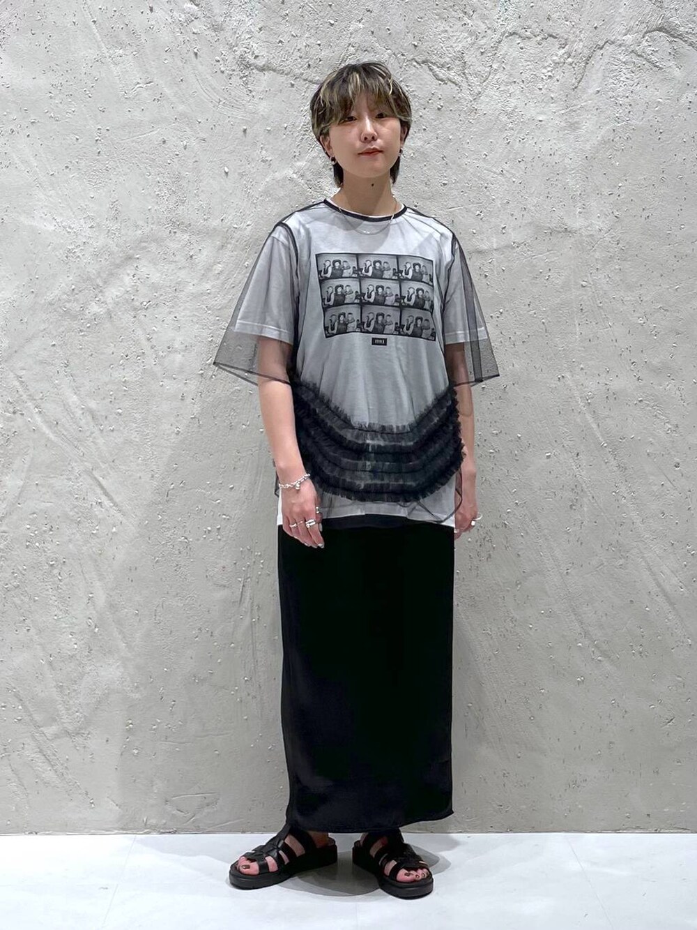 ブラック系のワンピース、ブラック系のスニーカー、ブラック系のシャツ/ブラウスを着用したレディースの夏コーディネートの5枚目の写真