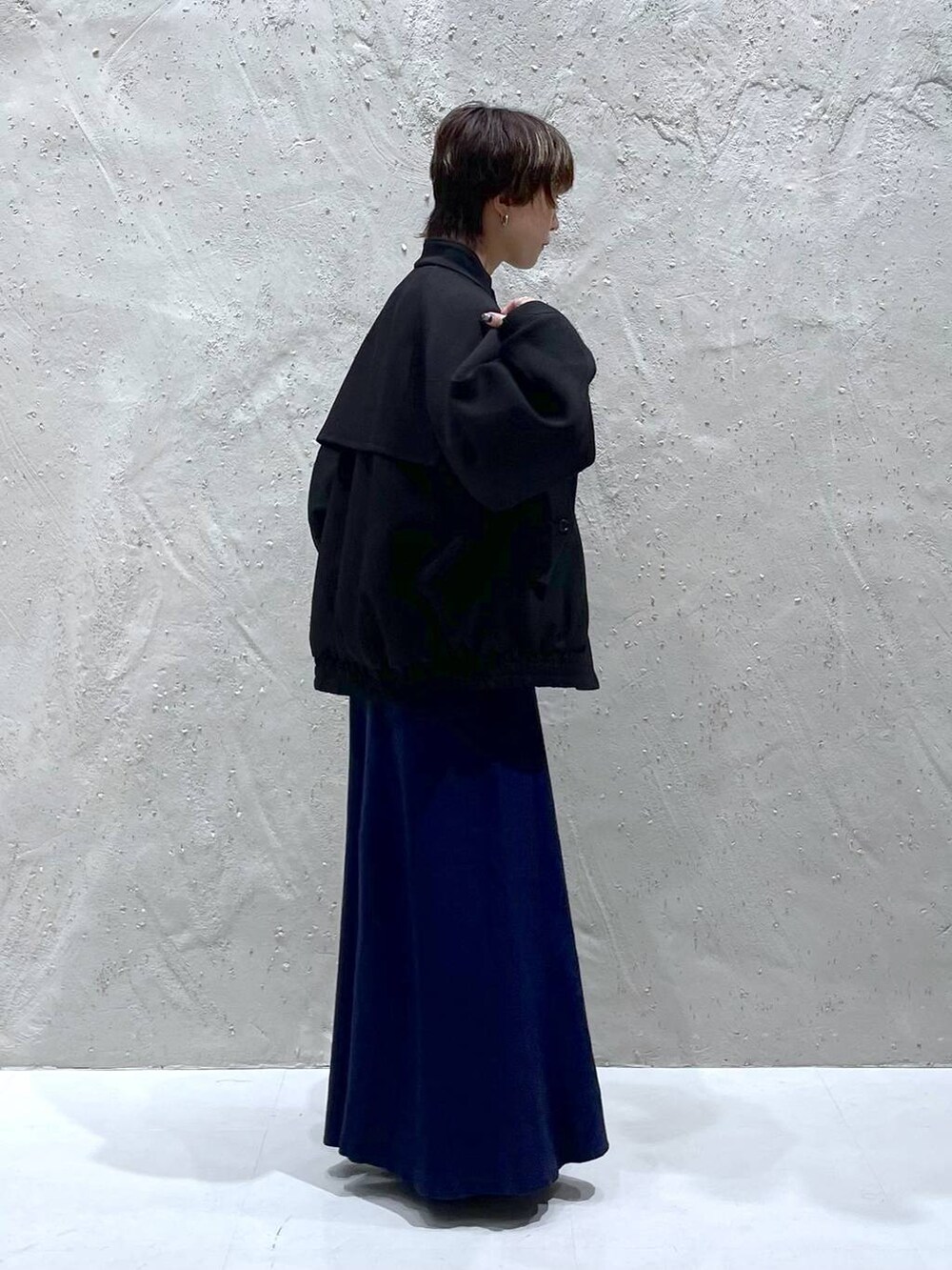 ブラック系のブルゾン、ブルー系のワンピース、ブラック系のローファーを着用したレディースの秋コーディネートの4枚目の写真