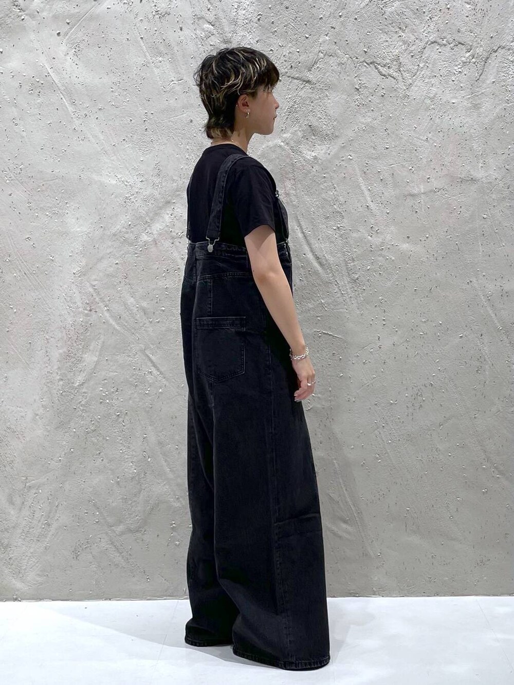ブラック系のサンダル、グレー系のデニムパンツ、ブラック系のTシャツ/カットソーを着用したレディースの夏コーディネートの2枚目の写真