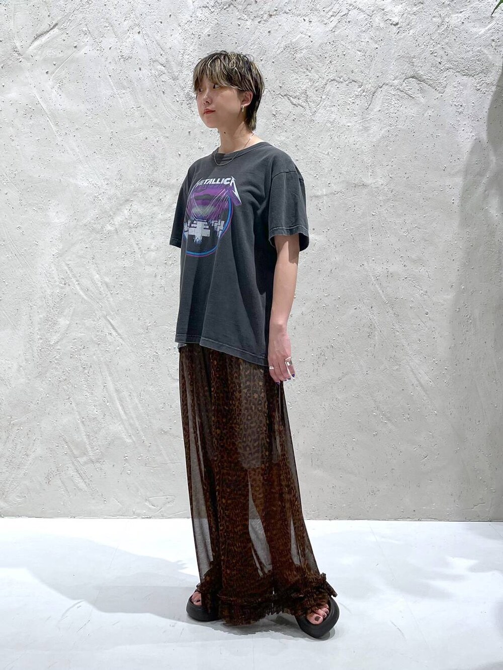 ブラック系のサンダル、その他のその他パンツ、ブラック系のTシャツ/カットソーを着用したレディースの夏コーディネートの5枚目の写真