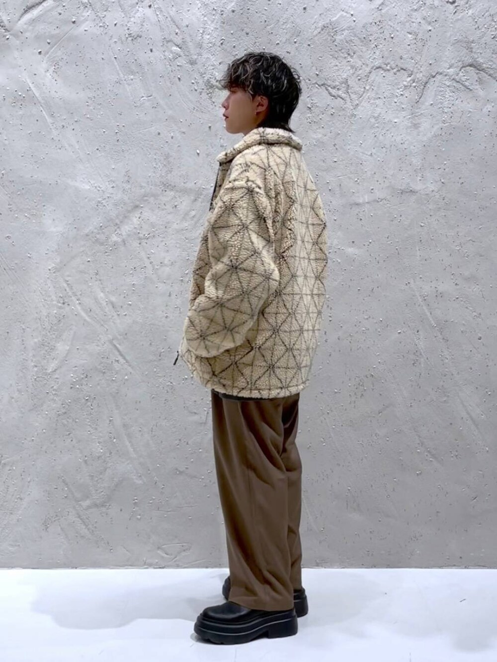 ブラック系のブーツ、ブラウン系のその他パンツ、ベージュ系のブルゾンを着用したレディースの秋コーディネートの4枚目の写真