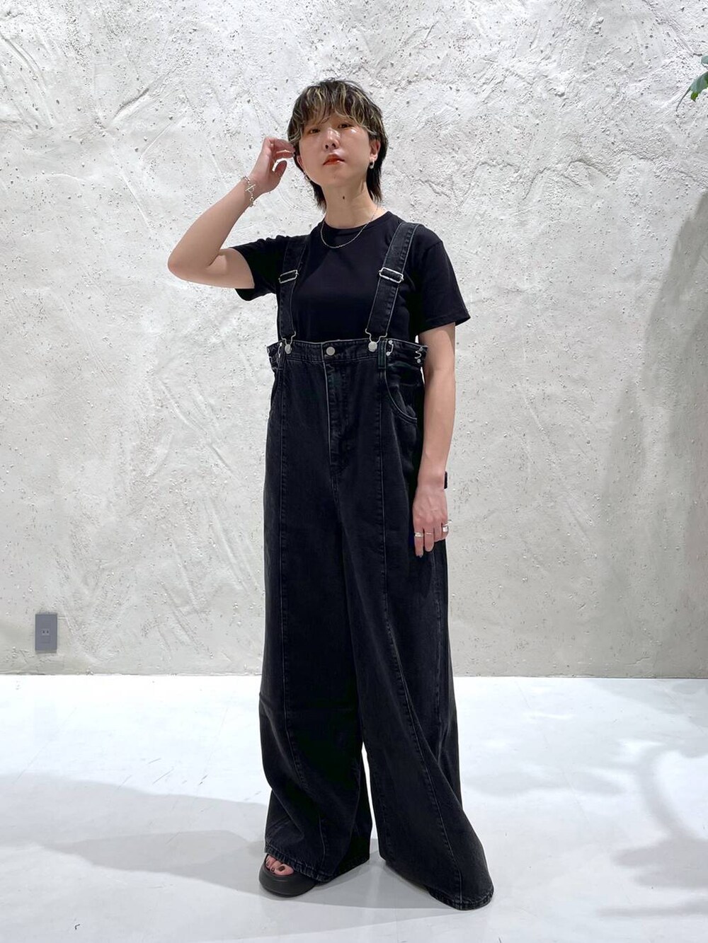 ブラック系のサンダル、グレー系のデニムパンツ、ブラック系のTシャツ/カットソーを着用したレディースの夏コーディネートの6枚目の写真