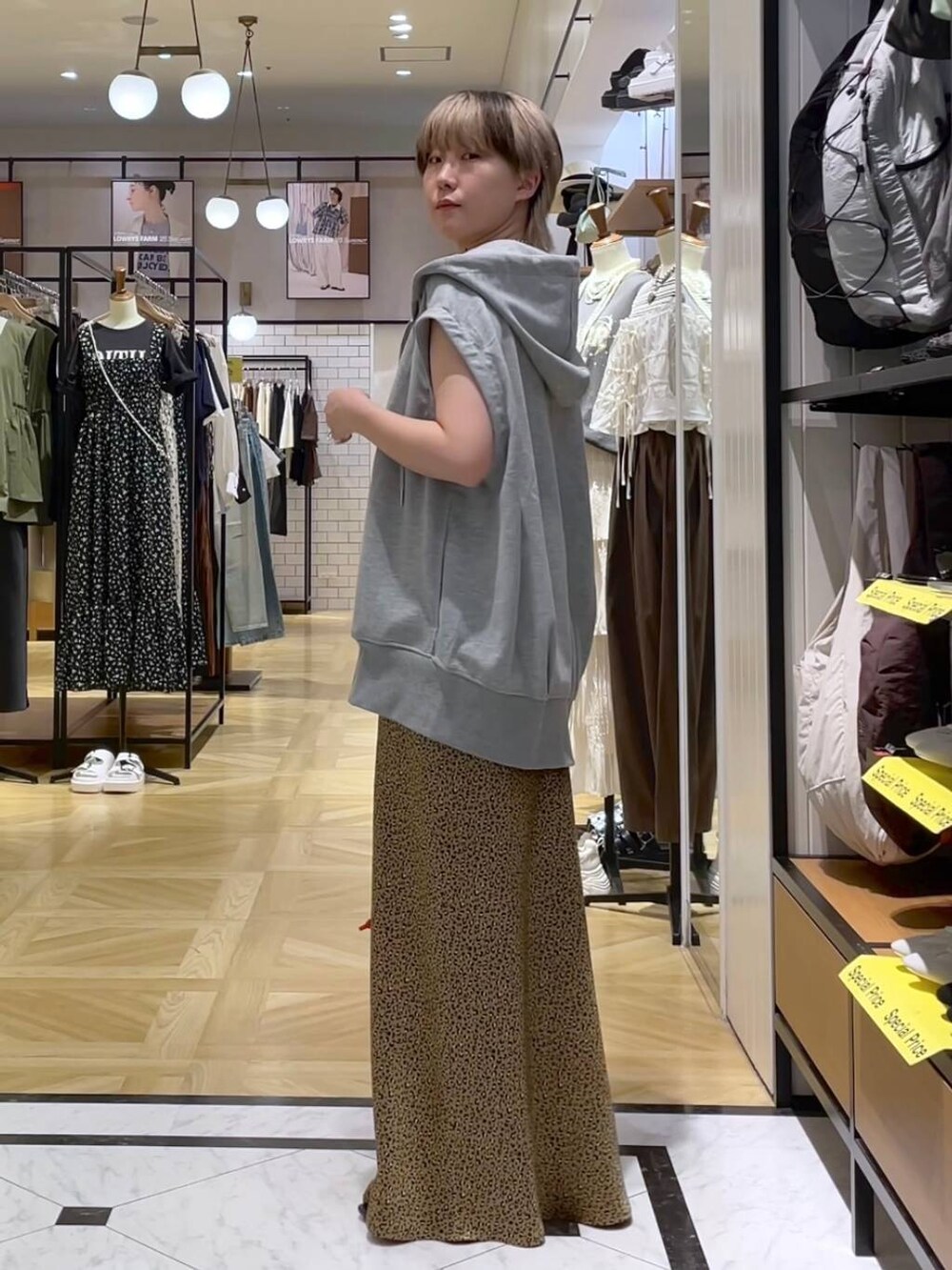 その他のスカート、ブラック系のサンダル、レッド系のショルダーバッグを着用したレディースの夏コーディネートの5枚目の写真