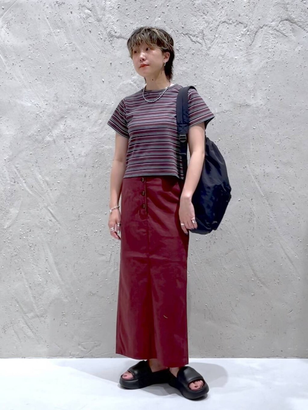 ブラック系のサンダル、ブラウン系のスカート、ブラウン系のTシャツ/カットソーを着用したレディースの夏コーディネートの5枚目の写真