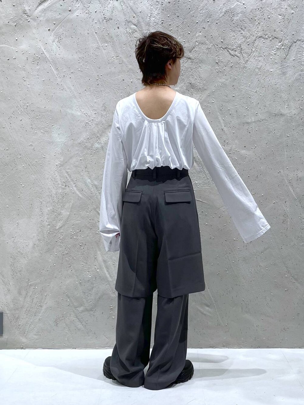 グレー系のスラックス、ホワイト系のTシャツ/カットソー、グレー系のその他パンツを着用したレディースの夏コーディネートの3枚目の写真