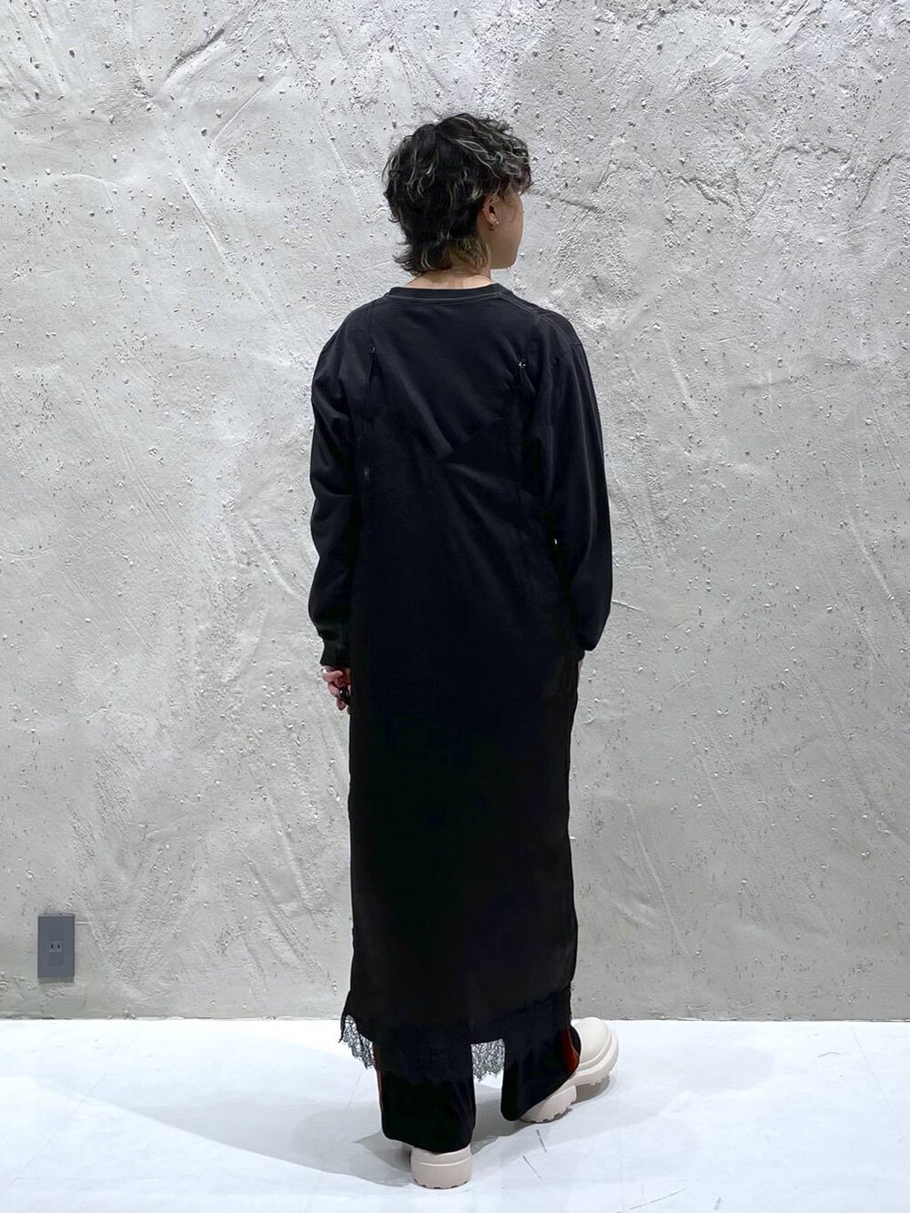 ブラック系のその他パンツ、ホワイト系のその他シューズ、グレー系のTシャツ/カットソーを着用したレディースの秋コーディネートの3枚目の写真
