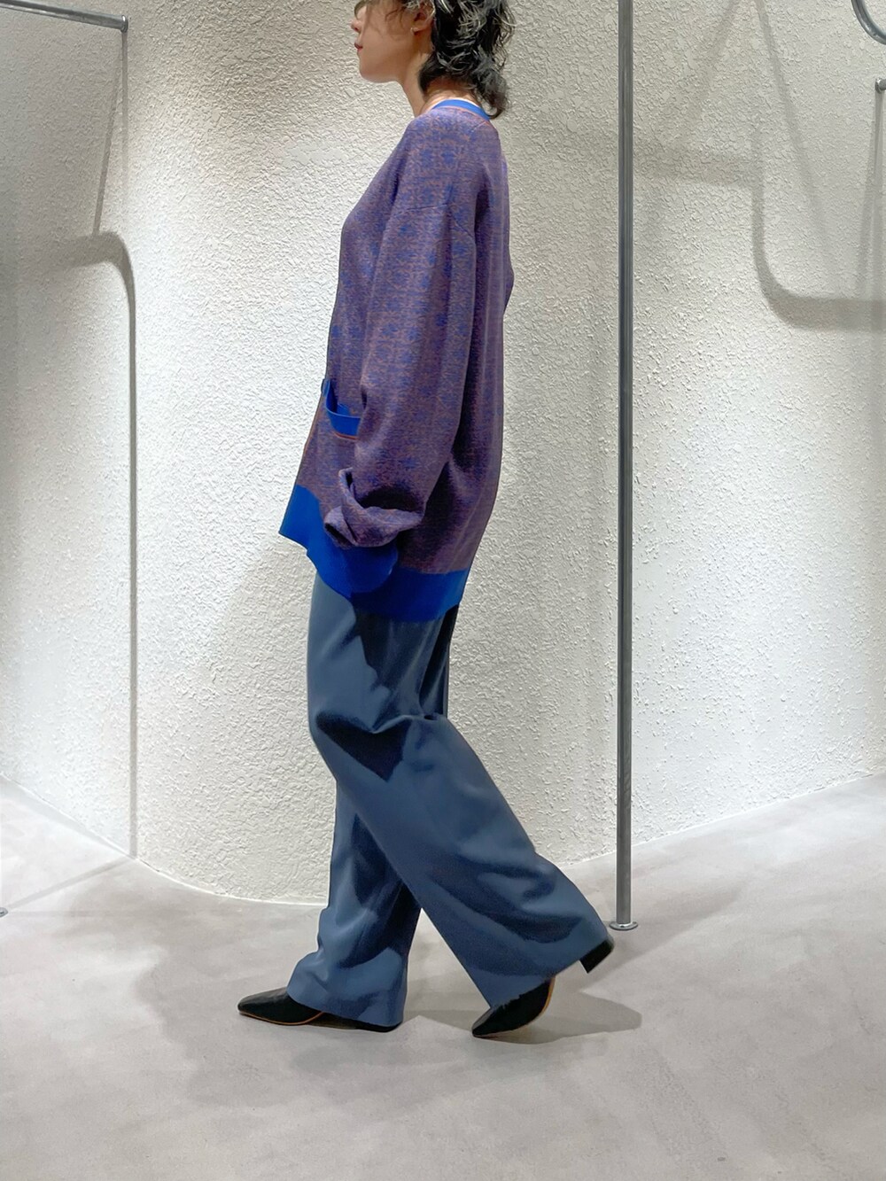 ブルー系のカーディガン/ボレロ、ブルー系のスラックスを着用したレディースの夏コーディネートの2枚目の写真