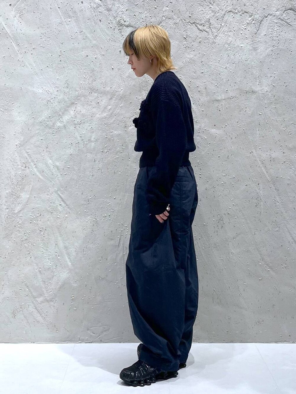 ブルー系のその他パンツ、ブルー系のニット/セーターを着用したレディースの秋コーディネートの2枚目の写真