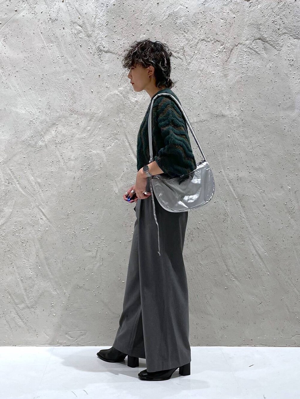 グレー系のショルダーバッグ、ブラック系のパンプス、グレー系のその他パンツを着用したレディースの秋コーディネートの4枚目の写真