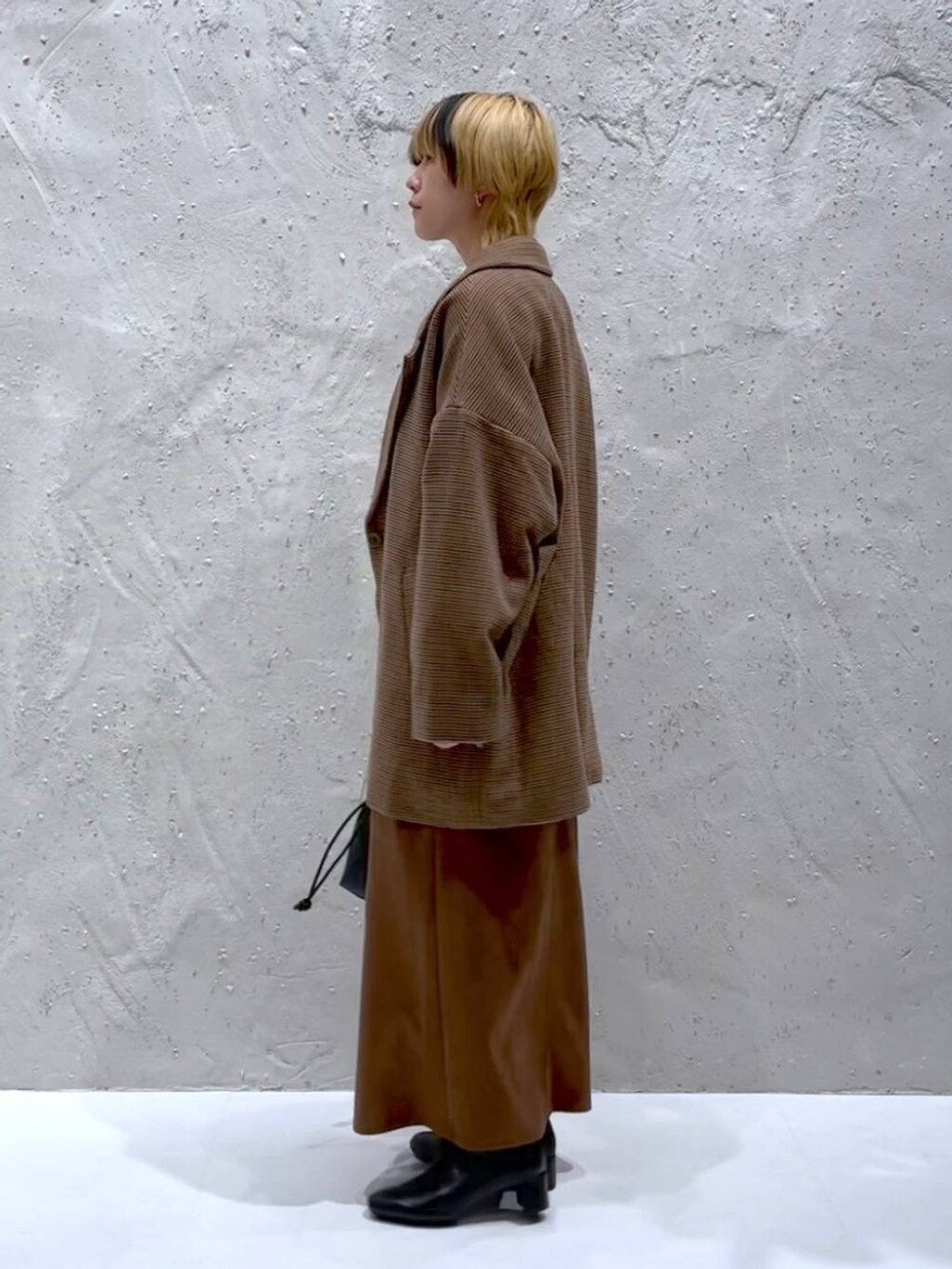 その他のテーラードジャケット、ブラック系のショルダーバッグ、ブラック系のブーツを着用したレディースの秋コーディネートの2枚目の写真