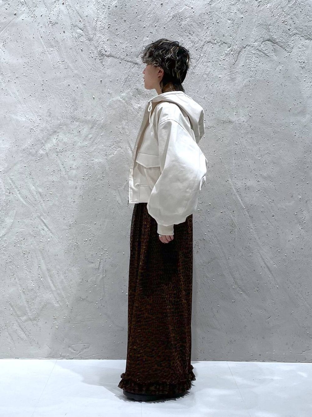 ホワイト系のブルゾン、その他のその他パンツ、グレー系のTシャツ/カットソーを着用したレディースの春コーディネートの2枚目の写真