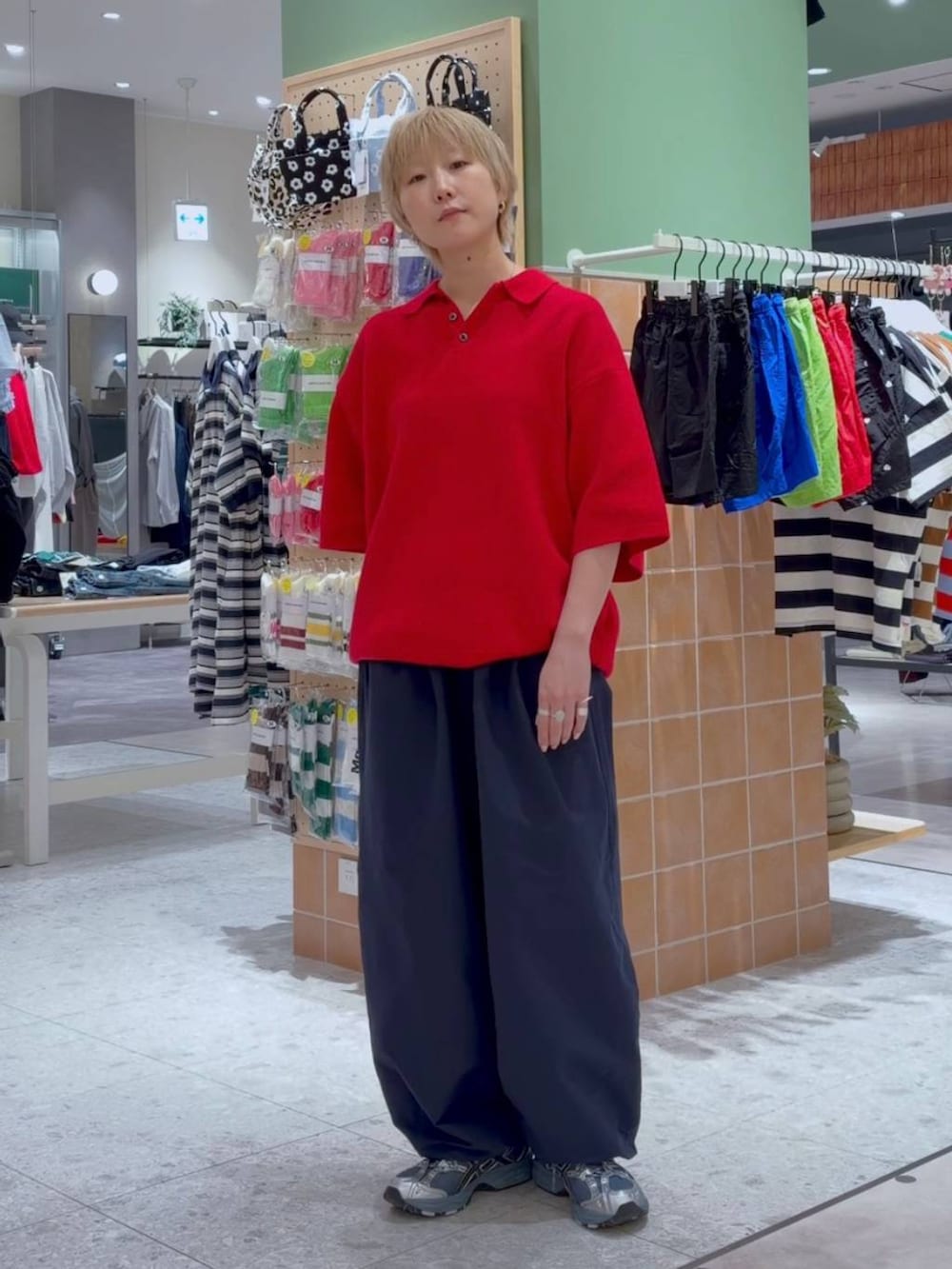 ブルー系のデニムパンツ、レッド系のTシャツ/カットソーを着用したレディースの春コーディネートの6枚目の写真