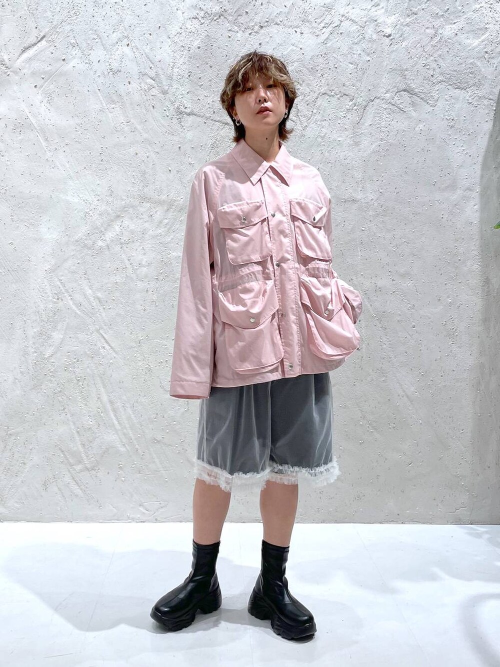 ピンク系のブルゾン、グレー系のその他パンツ、ホワイト系のその他パンツを着用したレディースの秋コーディネートの5枚目の写真