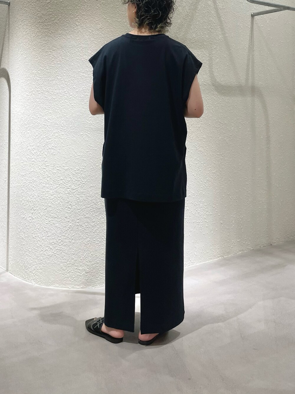 ブラック系のワンピースを着用したレディースの夏コーディネートの5枚目の写真